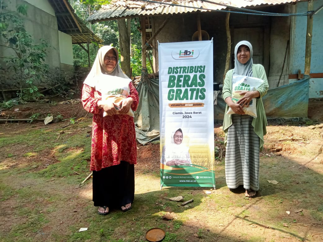 Bantuan beras kepada yang membutuhkan dari yayasan HBI menyalurkan bantuan kepada yang membutuhkan