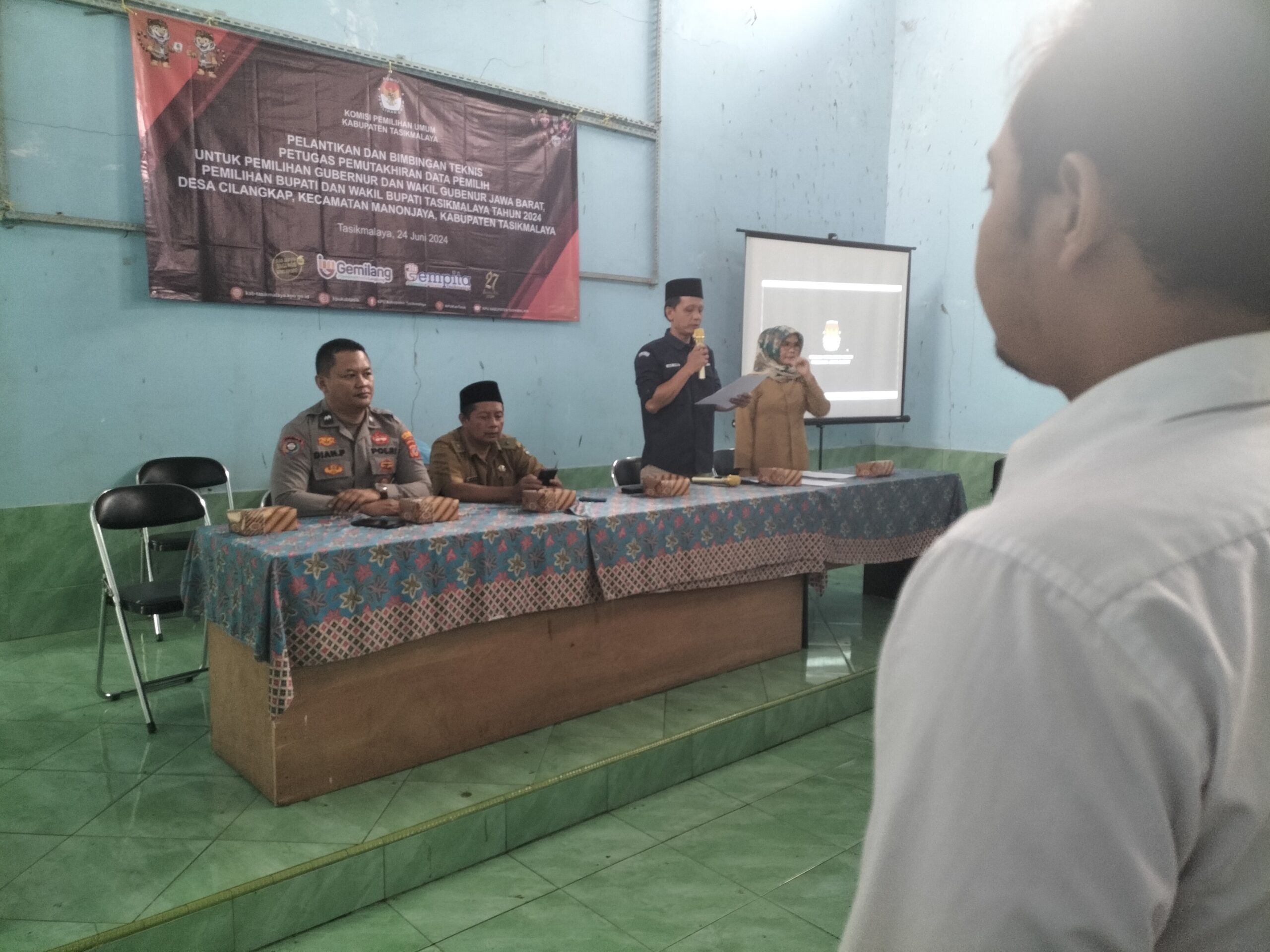 Ketua PPS Desa Cilangkap Dani Diana saat membacakan kata kata pelantikan pantarlih 