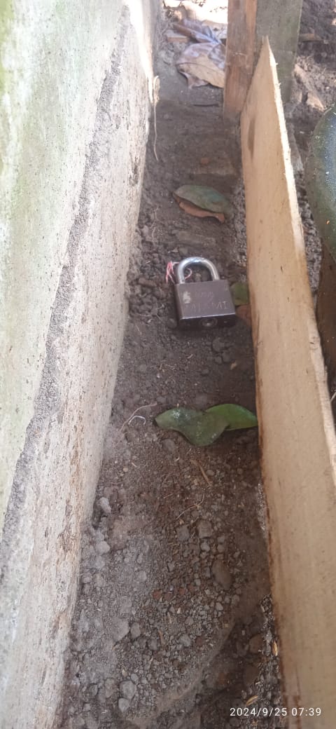 Terdapat sebuah gembok yang ada di samping